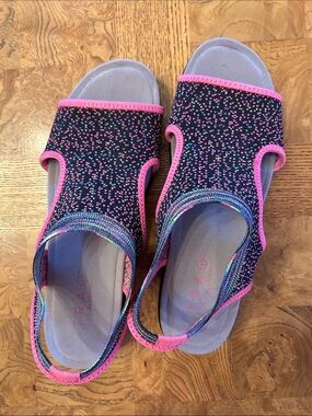 Traq by Alegria women’s Black Knit Sandals with Pink Trim